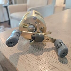 Shimano Calcutta 250 Baitcasting Reel Unisex 250 Gold Forged Aluminum Japan
